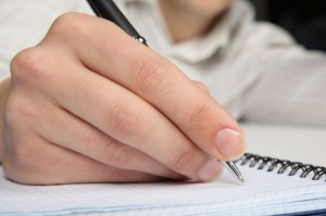 crayon-a-la-main-stylo-cahiers-bureau_3263054