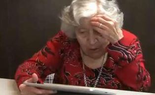 personne âgée devant un écran