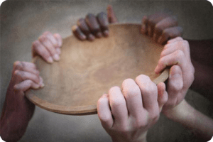 ensemble mains tenant un plat