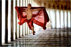 petit moine dansant PNG