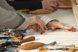 Tapisserie d'Aubusson - Savoir-faire ancien  classé depuis 2009 par l'UNESCO au Patrimoine culturel immatériel de l'humanité - Aubusson - Département de la Creuse - Région Aquitaine - Limousin-Poitou Charentes - Le tapissier au travail sur son métier de basse-lisse - Horizontal.