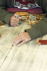 Tapisserie d'Aubusson, Savoir-faire ancien  classé depuis 2009 par l'UNESCO au Patrimoine culturel immatériel de l'humanité, Aubusson, Département de la Creuse, Région Aquitaine, Limousin-Poitou Charentes,Le tapissier au travail sur son métier de basse-lisse, Horizontal.